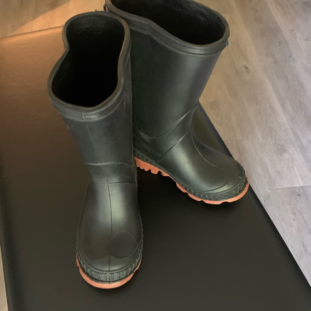 Little boys size 6 rubber rain boots